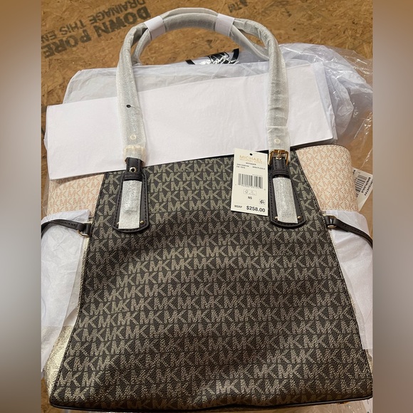 MICHAEL Michael Kors Voyager Purse NWT